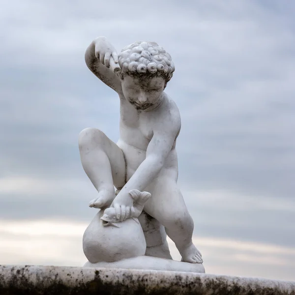 FLORENCIA, TOSCANA / ITALIA - 20 DE OCTUBRE: Escultura de un niño en un — Foto de Stock