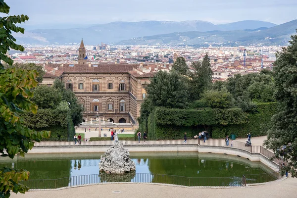 FLORENCIA, TOSCANA / ITALIA - 20 DE OCTUBRE: Vista hacia Palazzo Pitt — Foto de Stock