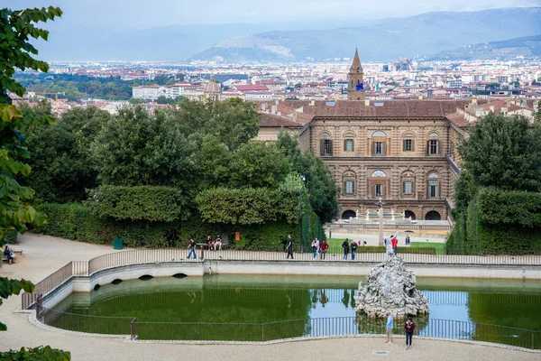 FLORENCIA, TOSCANA / ITALIA - 20 DE OCTUBRE: Vista hacia Palazzo Pitt — Foto de Stock