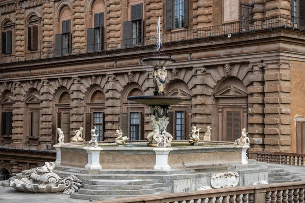 Florencie, Toskánsko / Itálie - 20. října: Palazzo Pitti and the fou — Stock fotografie