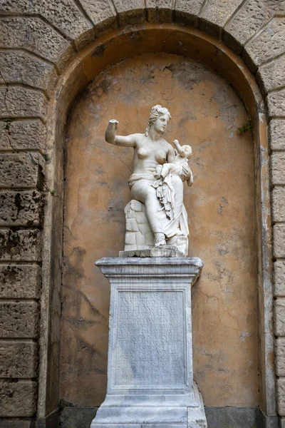 Floransa, Toskana / İtalya - 20 Ekim: Kırık bir kadın heykeli — Stok fotoğraf
