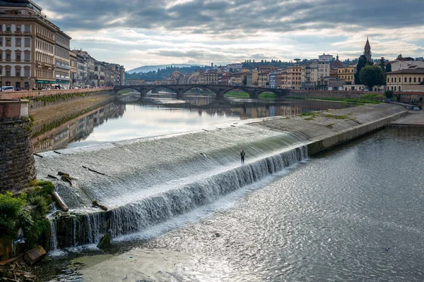 Florencie, Toskánsko / Itálie - 20. října: Weir přes řeku Arn — Stock fotografie
