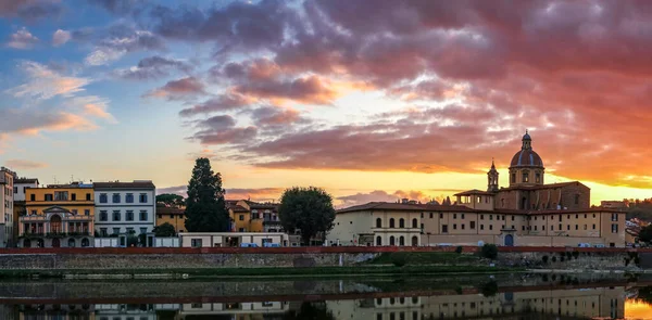 FLORENCIA, TOSCANA / ITALIA - 19 DE OCTUBRE: Vista de los edificios a lo largo de t —  Fotos de Stock