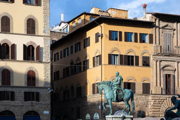 FLORENCE, TUSCANY / ITALY - 19 ОКТЯБРЯ: Конная статуя Кози — стоковое фото