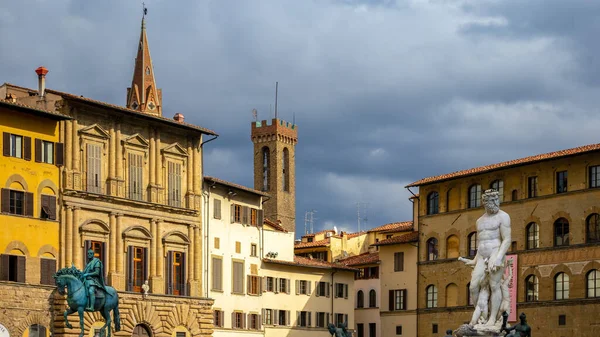 FLORENCIA, TOSCANA / ITALIA - 19 DE OCTUBRE: Estatua ecuestre de Cosi — Foto de Stock