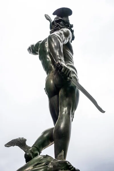 FLORENCIA, TOSCANA / ITALIA - 19 DE OCTUBRE: Estatua de Perseo en posesión —  Fotos de Stock