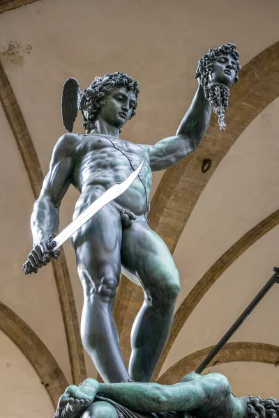 FLORENCIA, TOSCANA / ITALIA - 19 DE OCTUBRE: Estatua de Perseo en posesión —  Fotos de Stock