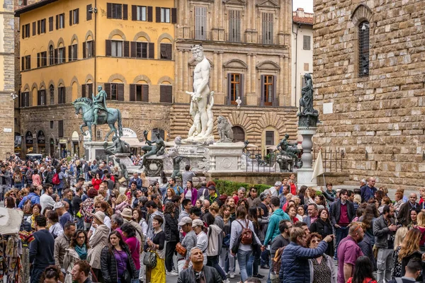 FLORENCE, TUSCANY/ITALY - OCTOBER 19 : Tourists sightseeing in P — Stock Photo, Image