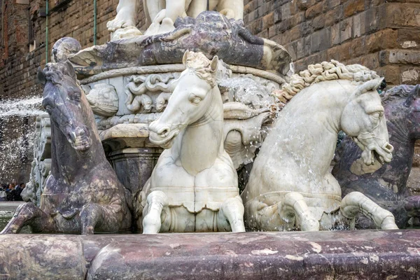 FLORENCIA, TOSCANA / ITALIA - 19 DE OCTUBRE: Detalle de la Fuente — Foto de Stock