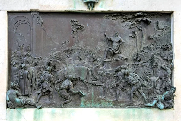 Florence, Tuscany / Italy - October 19：Bas-relief panel on the p — 图库照片