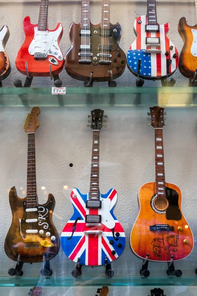 FLORENCE, TUSCANY/ITALY - OCTOBER 19 : Miniature guitars in a sh — Stock Photo, Image