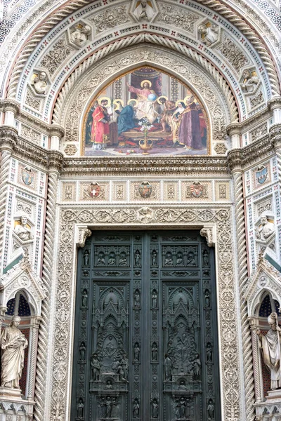 FLORENCIA, TOSCANA / ITALIA - 19 DE OCTUBRE: Vista de Santa María católica — Foto de Stock