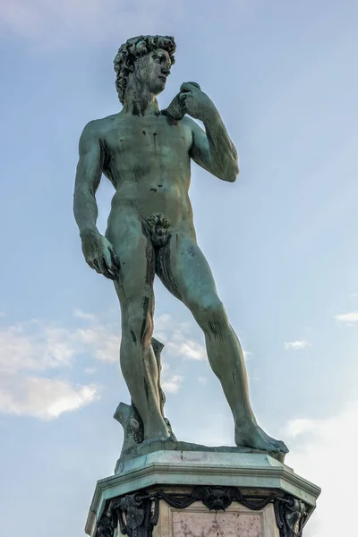 FLORENCE, TUSCANY/ITALY - OCTOBER 18 : Bronze cast of David faci — Stock Photo, Image