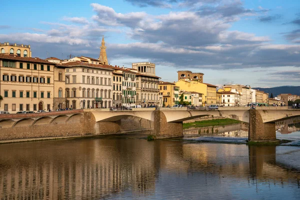 FLORENCIA, TOSCANA / ITALIA - 18 DE OCTUBRE: Vista de edificios a lo largo de una — Foto de Stock