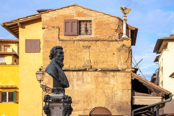 Florenz, Toskana / Italien - 18. Oktober: Statue des Benvenuto Celli — Stockfoto