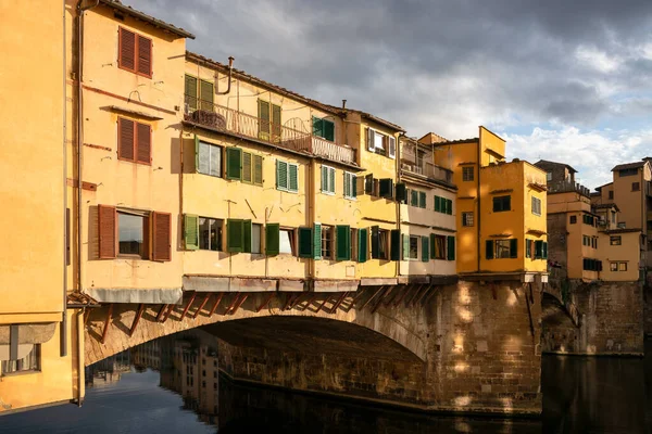 FLORENCIA, TOSCANA / ITALIA - 18 DE OCTUBRE: Vista de edificios a lo largo de una — Foto de Stock