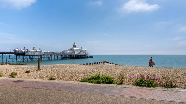 Eastbourne East Sussex June 2020年6月16日 東サセックスのイーストボーン桟橋の眺め 正体不明の女一人 — ストック写真