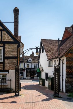 EAST GRINSTEAD, Batı SUSSEX / UK - 23 Haziran 2020 'de kilisenin avlusundan Doğu Grinstead' deki High Street 'e görüntü