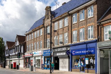 EAST GRINSTEAD, BATI SUSSEX / UK - 1 Temmuz 2020 'de Doğu Grinstead' deki Londra Yolu 'nun görüntüsü. Tanımlanamayan kişiler