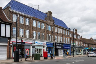 EAST GRINSTEAD, BATI SUSSEX / UK - 1 Temmuz 2020 'de Doğu Grinstead' deki Londra Yolu 'nun görüntüsü. Tanımlanamayan kişiler