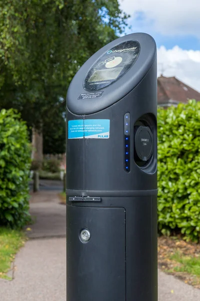 EAST GRINSTEAD, BATI SUSSEX / UK - 1 Temmuz 2020 'de Chequer Mead otoparkında elektrikli araba şarj noktası