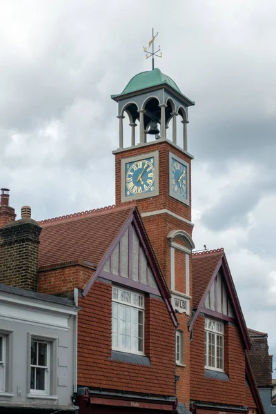 ロンドンのウィンブルドン 8月1日 2020年8月1日のロンドン ウィンブルドン村の旧消防署時計塔 — ストック写真