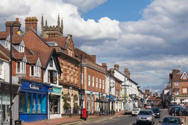 EAST GRINSTEAD, Batı SUSSEX / UK - 3 Ağustos 2020 'de Doğu Grinstead' deki High Street 'teki dükkanların görüntüsü. Tanımlanamayan kişiler