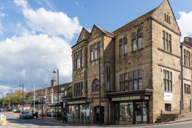 EAST GRINSTEAD, Batı SUSSEX / UK - 3 Ağustos 2020 'de Doğu Grinstead' deki High Street 'teki dükkanların görüntüsü. Tanımlanamayan kişiler