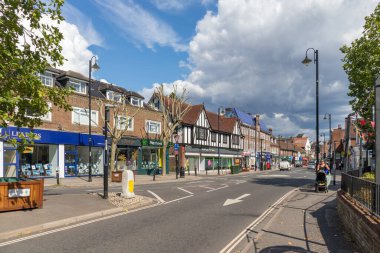 EAST GRINSTEAD, BATI SUSSEX / UK - 3 Ağustos 2020 'de Doğu Grinstead' deki dükkanların görüntüsü. Tanımlanamayan kişiler