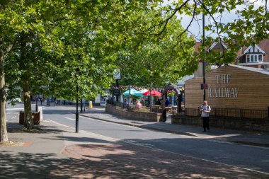 EAST GRINSTEAD, Batı SUSSEX / UK - 3 Ağustos 2020 'de East Grinstead' deki Demiryolu kamu binası. Tanımlanamayan kişiler