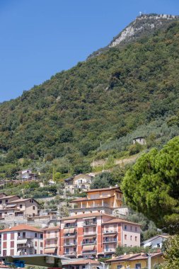 LOMBARDY / ITALY Gölü - 15 Ağustos 2020 'de Lombardiya' daki Iseo Gölü kıyısındaki binaların manzarası