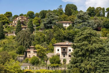 BERGAMO, LOMBARDY / ITALY - 14 Ağustos 2020 'de Bergamo' daki Citta Alta 'dan görüntü