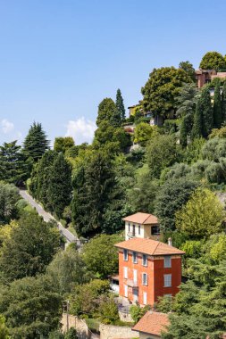 BERGAMO, LOMBARDY / ITALY - 14 Ağustos 2020 'de Bergamo' daki Citta Alta 'dan görüntü