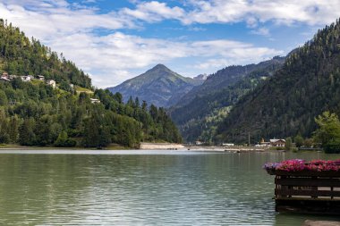 ALLEGHE, VENETO / ITALY - 11 Ağustos 2020 'de Alleghe Gölü, Veneto, İtalya