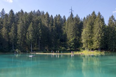 CALZO, VENETO / ITALY - 10 Ağustos 2020 tarihinde İtalya 'nın Calalzo di Cadore kentinde balıkçılık ve su sporları gölü. Tanımlanamayan kişiler
