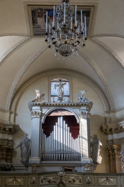 Candid, VENETO / ITALY - 10 Ağustos 2020 'de Candide, İtalya' da Santa Maria Assunta Kilisesi 'nin iç manzarası