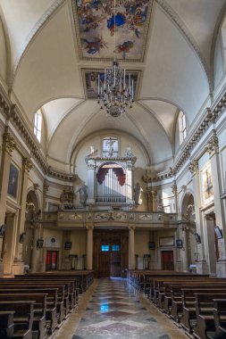 Candid, VENETO / ITALY - 10 Ağustos 2020 'de Candide, İtalya' da Santa Maria Assunta Kilisesi 'nin iç manzarası