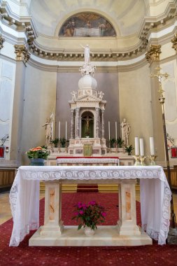 Candid, VENETO / ITALY - 10 Ağustos 2020 'de Candide, İtalya' da Santa Maria Assunta Kilisesi 'nin iç manzarası