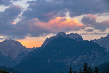 Candide, Veneto, İtalya 'da Dolomitlerde Günbatımı