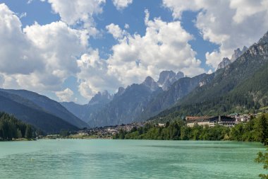 AURONZO DI CADORE, VENETO / ITALY - 9 AĞUSTOS: 9 Ağustos 2020 'de Veneto, İtalya' da Auronzo di Cadore 'da Santa Caterina Gölü manzarası