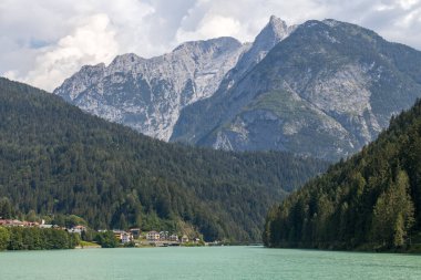 AURONZO DI CADORE, VENETO / ITALY - 9 AĞUSTOS: 9 Ağustos 2020 'de Veneto, İtalya' da Auronzo di Cadore 'da Santa Caterina Gölü manzarası