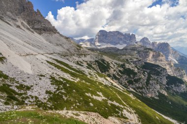 Dolomitlerdeki Üç Tepe 'ye yaklaş