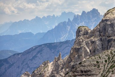 Dolomitlerdeki Üç Tepe 'ye yaklaş
