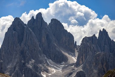 Dolomitlerdeki Üç Zirve Manzarası