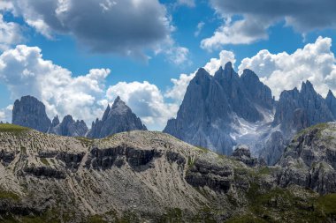 Dolomitlerdeki Üç Zirve Manzarası