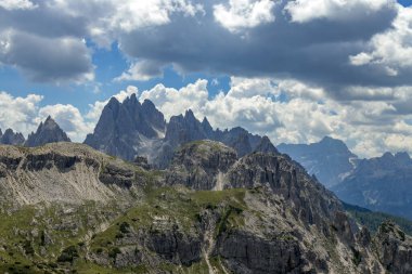 Dolomitlerdeki Üç Zirve Manzarası