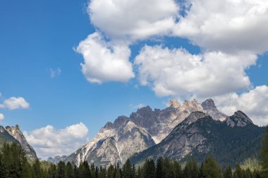 Dolomitlerdeki Üç Zirve Manzarası