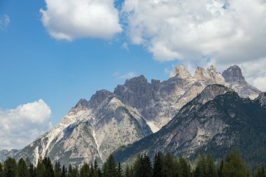 Dolomitlerdeki Üç Zirve Manzarası