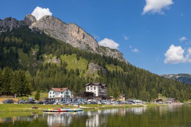 MISURINA Gölü, VENETO / ITALY - 9 Ağustos 2020 'de Veneto, İtalya' da Auronzo di Cadore yakınlarındaki Misurina Gölü manzarası. Tanımlanamayan kişiler