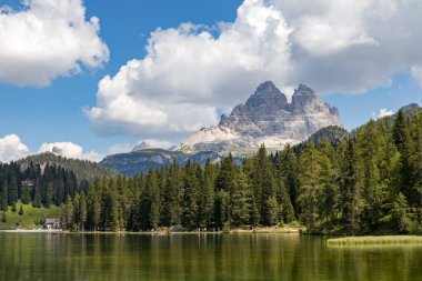 MISURINA Gölü, VENETO / ITALY - 9 Ağustos 2020 'de Veneto, İtalya' da Auronzo di Cadore yakınlarındaki Misurina Gölü manzarası. Tanımlanamayan kişiler